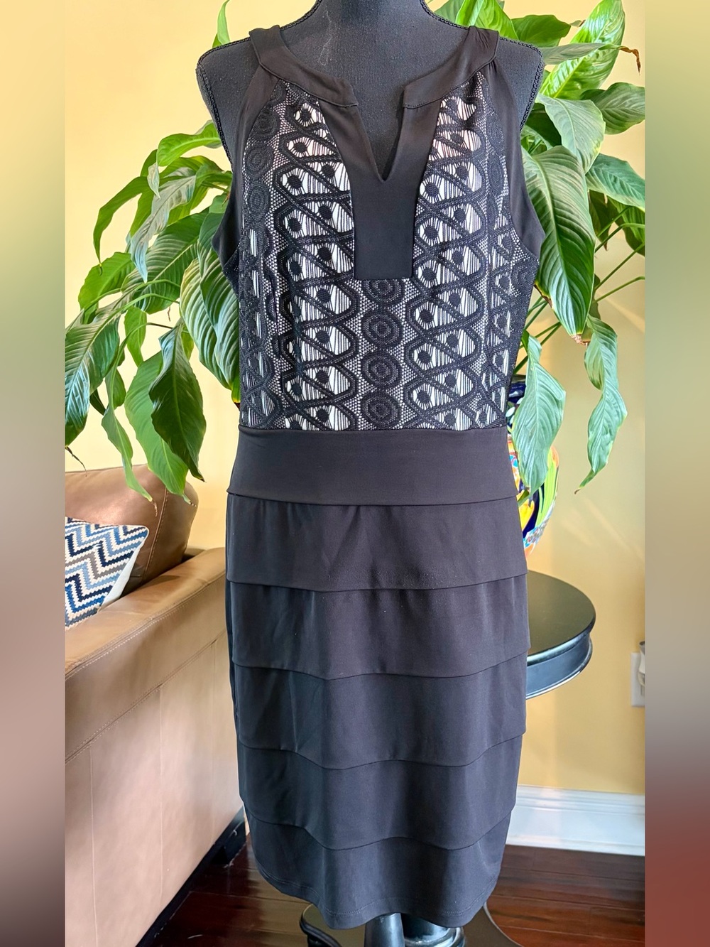 Classic & flattering Enfocus Studio black & gold cocktail dress - Size 14